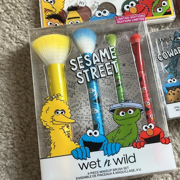 NWT Sesame Street + Wet N' Wild Limited Edition Makeup and Makeup Bag Lot - Picture 3 of 6